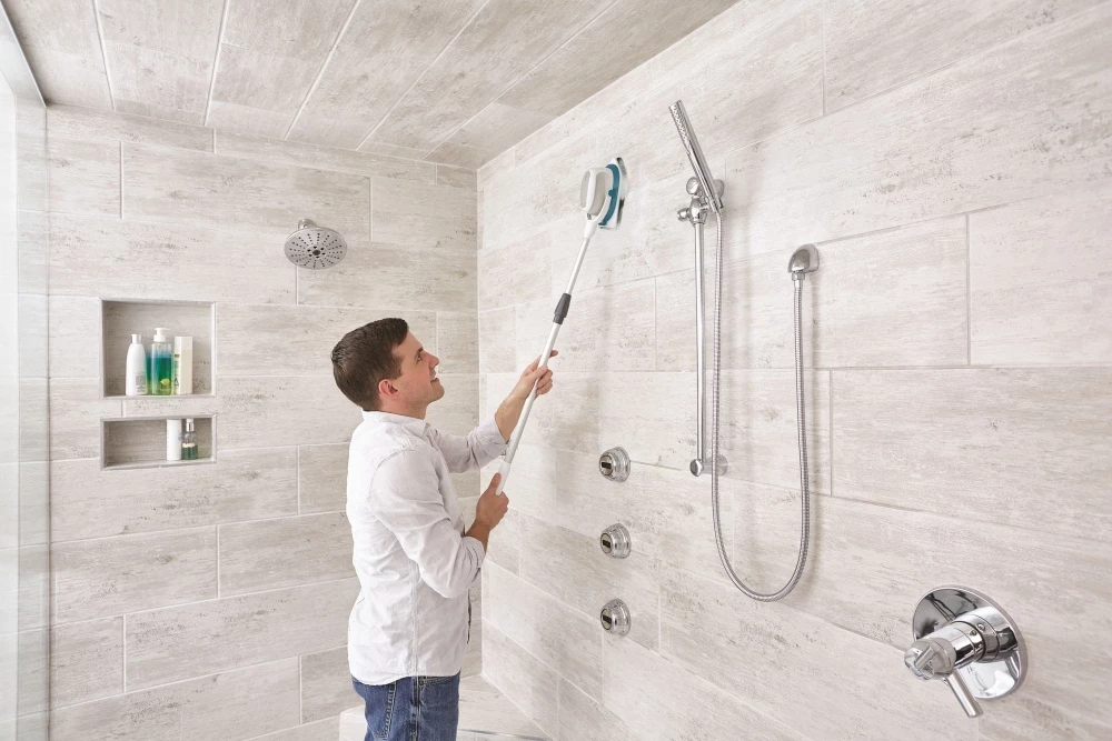 Pastrues me bateri Black&Decker Scumbuster BHPC220 Li-Ion me shkop teleskopik, i zi, set me pad/peceta