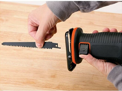 Sharrë reciproke me bateri Black+Decker BDCR18N, 18V, pa bateri e karikues, portokalli/zi
