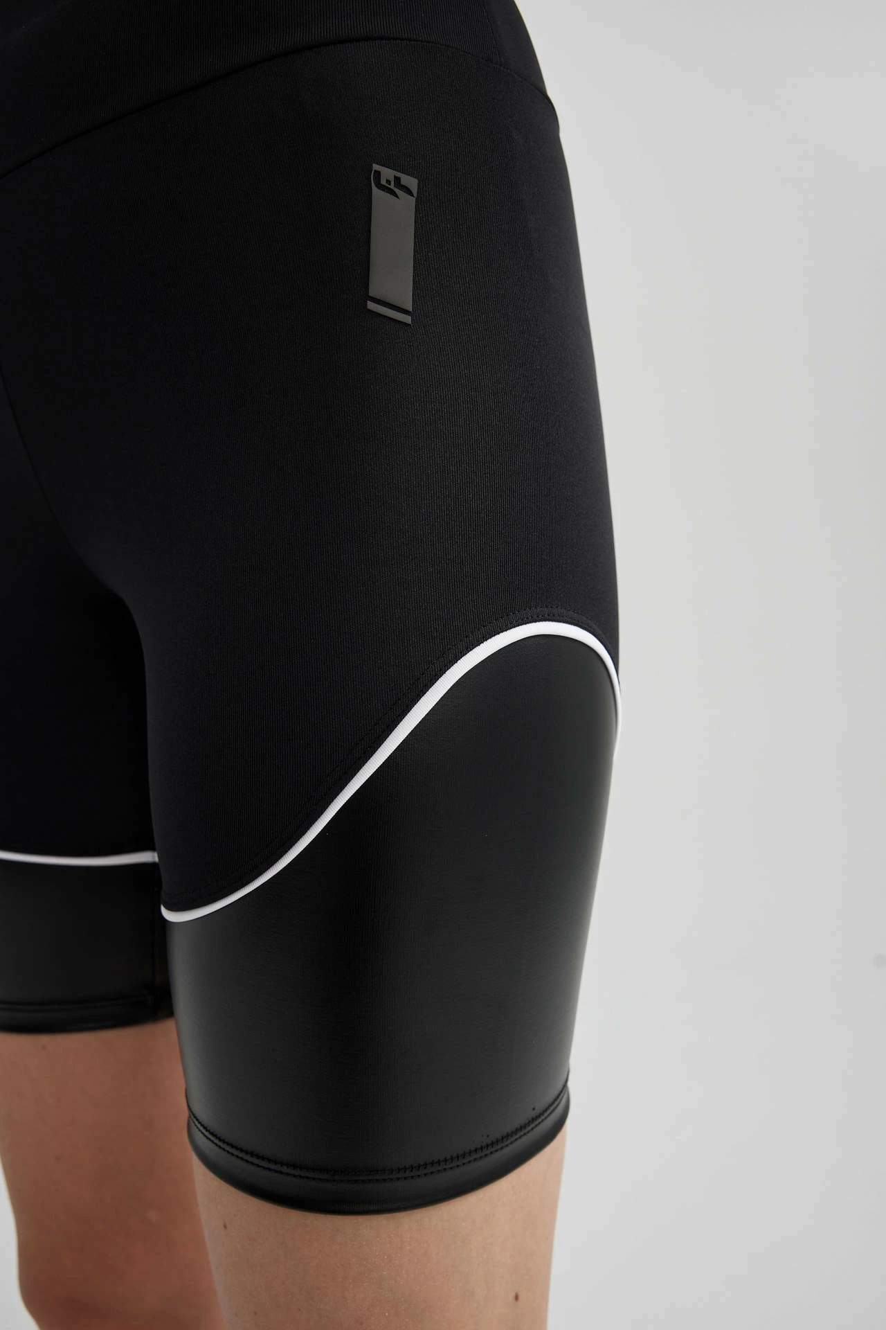 Shorce sportive për femra DeFacto, të zeza