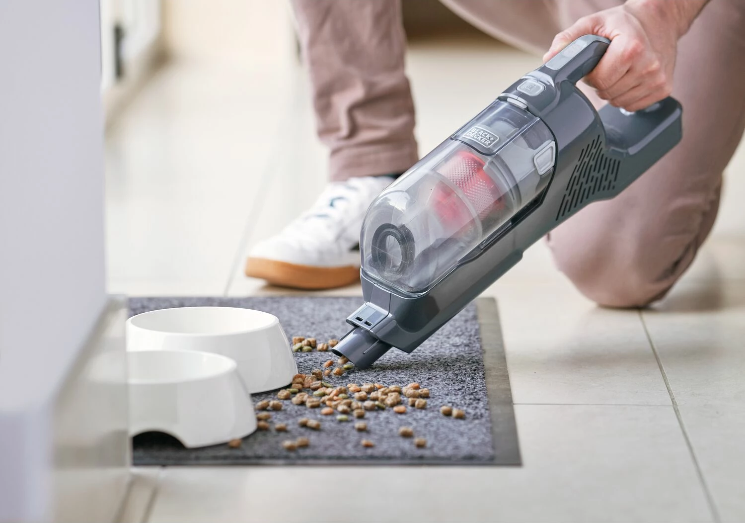 Fshesë me korrent 2-në-1 Black&Decker BHFEA520J, 18V, bateri e integruar 2Ah, 500ml, e zezë
