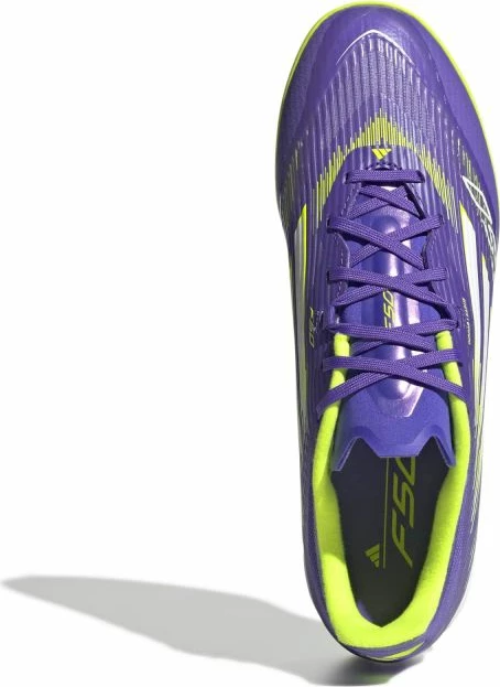 Atlete futbolli për femra adidas, vjollcë [Madhësia: 39 1/3]