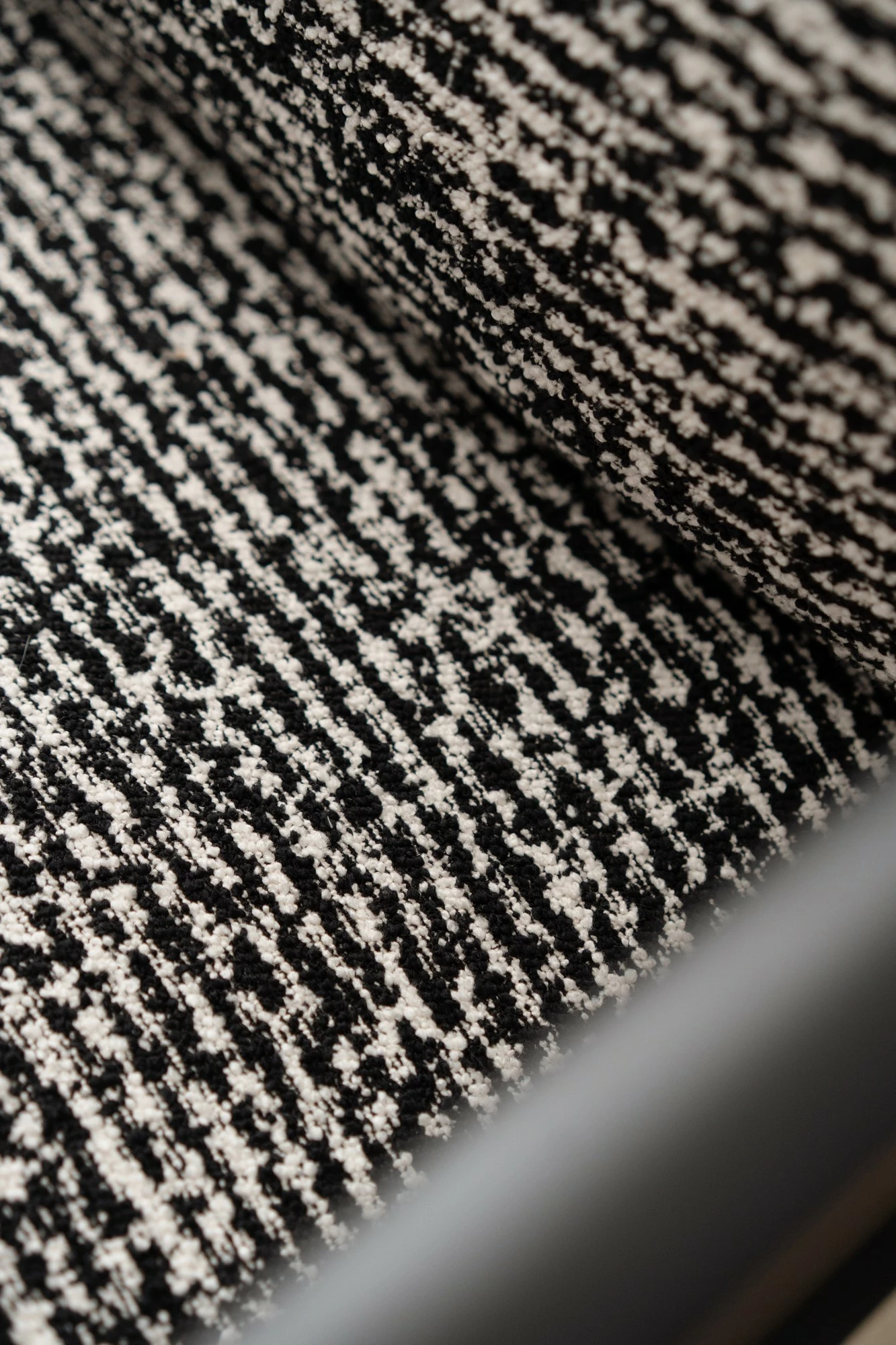 Karrige krahu Atelier del Sofa, Luma, e zezë dhe e bardhë, v1