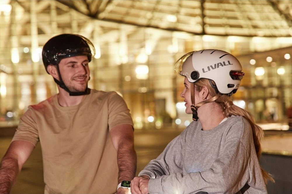 Helmet urban smart Livall L23, M (54-58 cm), me vizorë Quick Shield, LED, sensor rënie & SOS (L23-M-BLK)