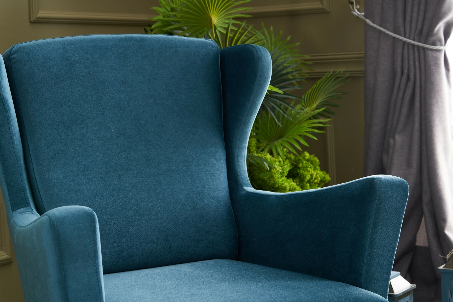 Karrige Wing, Atelier del Sofa, Lola Berjer, ngjyrë turquoise