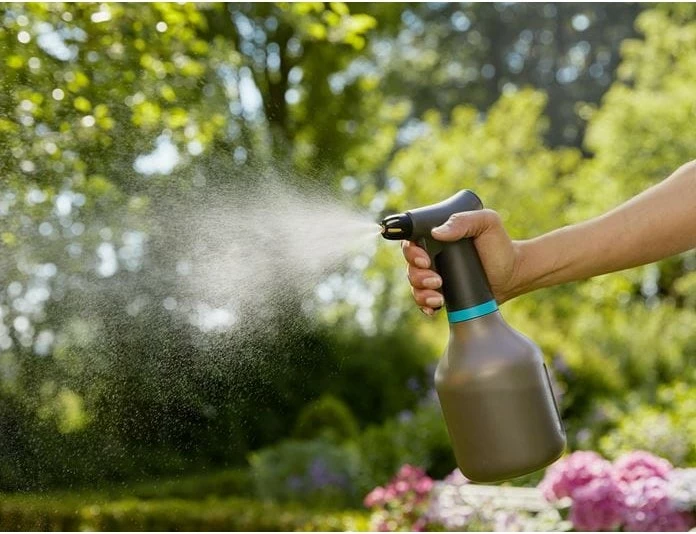 Pompë spërkatëse Gardena 0.75L, gryka e rregullueshme, e zezë