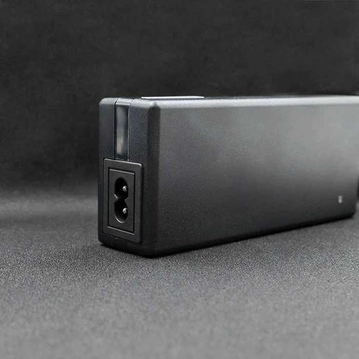 Karikues Qoltec 50761 për bateri e-bike, 42V, 2A, Zi