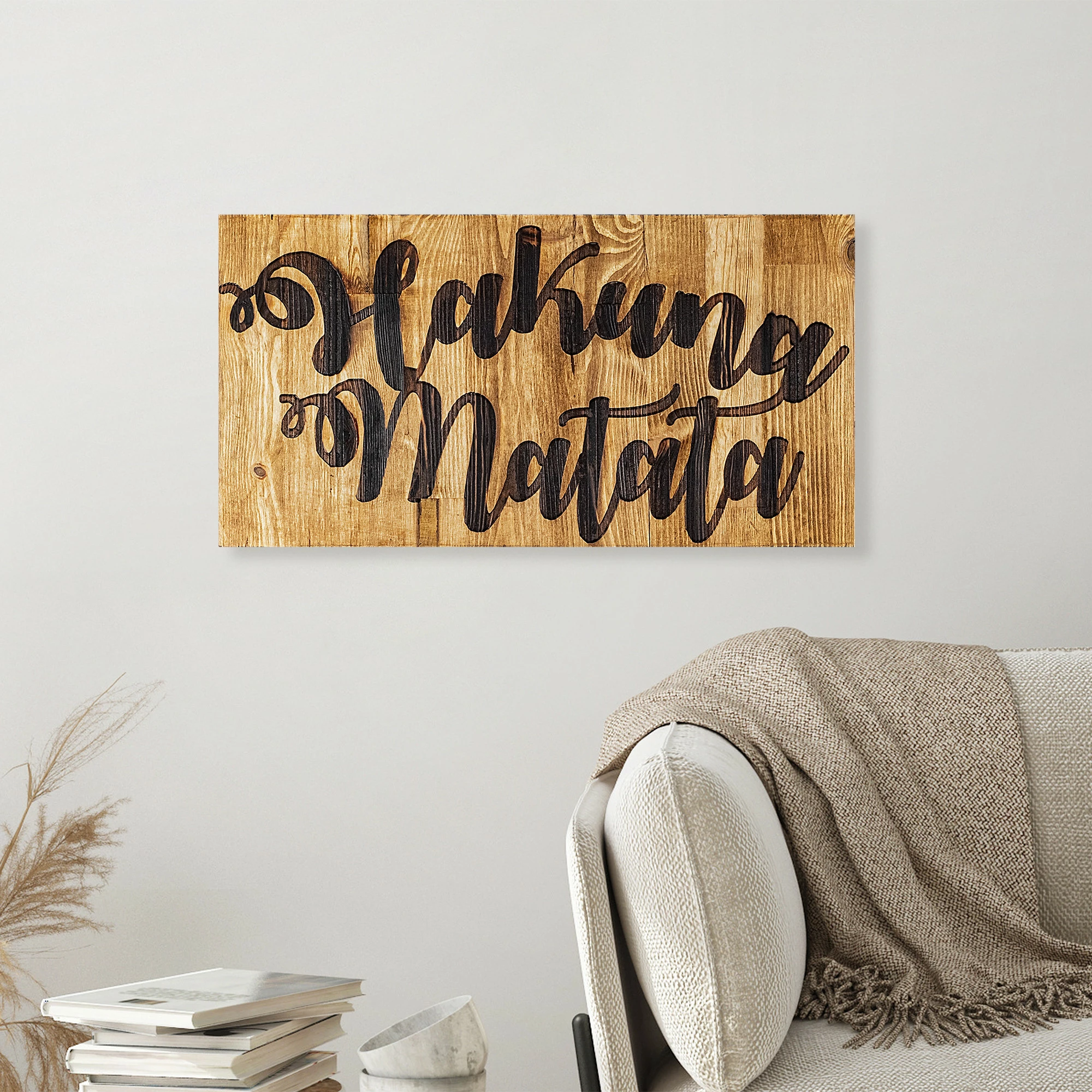 Aksesor dekorativ prej druri për mur, Hakuna Matata, ngjyrë arre dhe e zezë