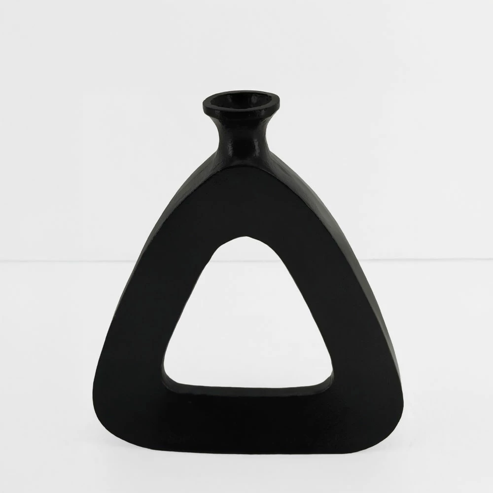 Vazo trekëndëshe abstrakte, alumin, e zezë, 27x5x32cm