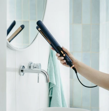 Drejtues flokësh Adler AD 2328, pllaka titan 25x110 mm, 150–230°C, 50 W, ngrohje e shpejtë, ekran LED, kabllo 360°, Gold/Navy blue