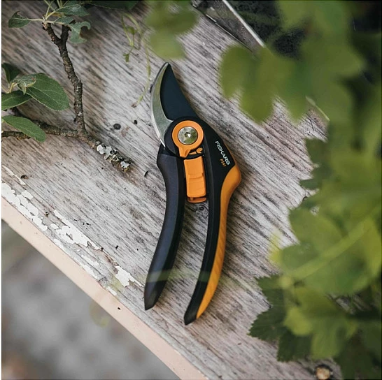 Gërshërë kopshti Fiskars SmartFit P541, bypass, prerje 24 mm, zezë/portokalli