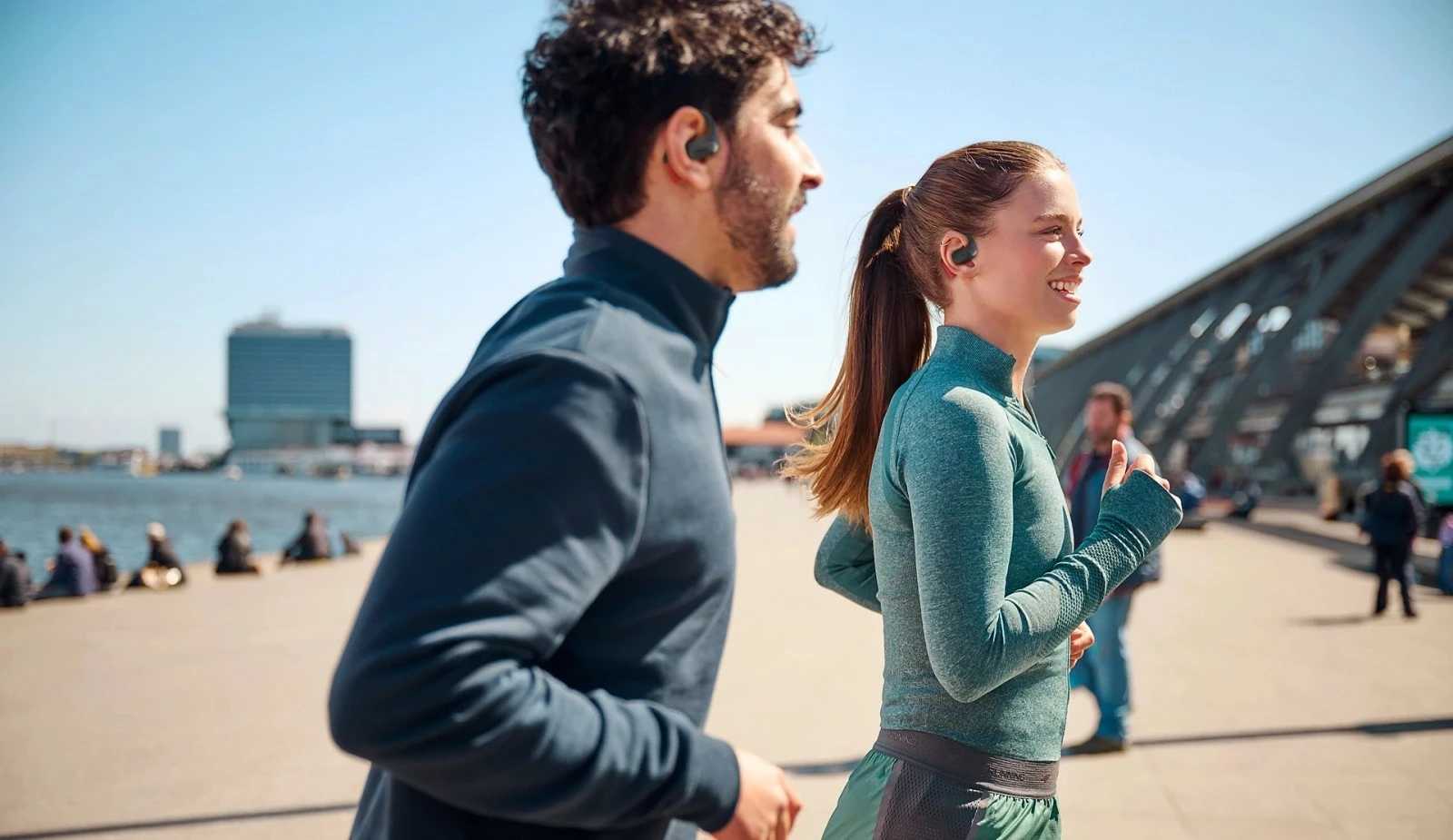 Kufje pa tela TWS, Philips TAA6709BK/00, open-ear sport me varëse mbi vesh, Bluetooth 5.4, IP55, deri 28h, USB‑C, e zezë/kuqe