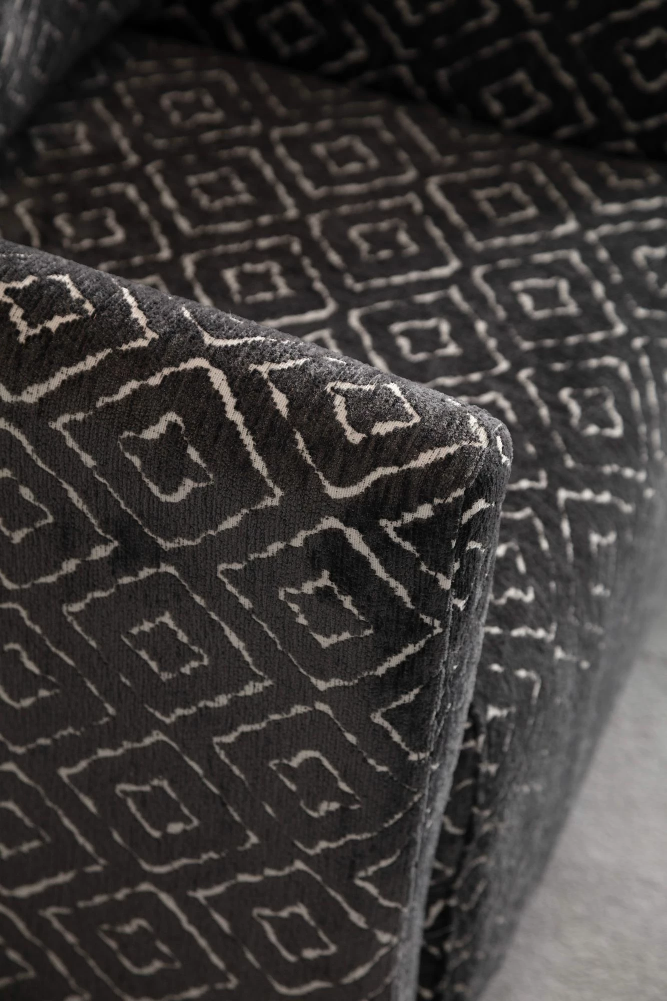 Karrige Wing Nora, e zezë dhe e bardhë, Atelier del Sofa