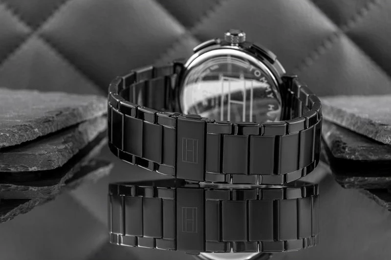 Orë dore për meshkuj Tommy Hilfiger, e zezë