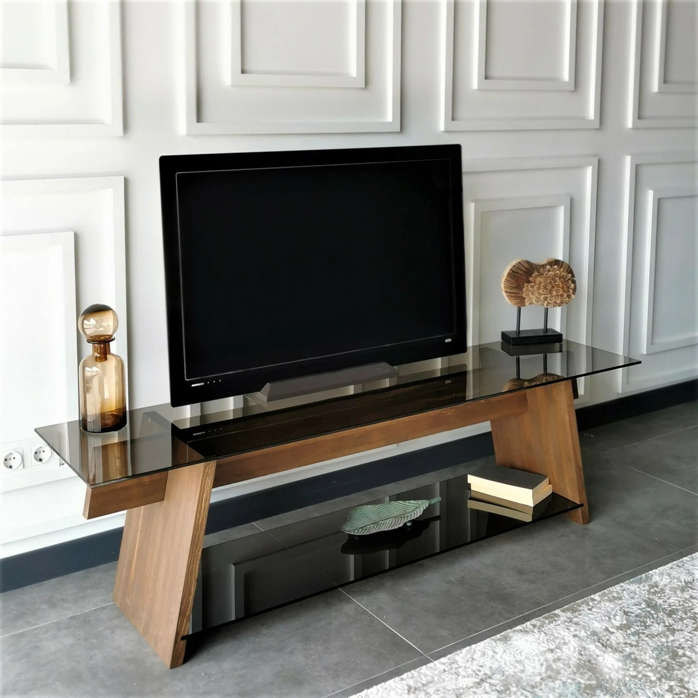 Komodë TV Hanah Home, TV201, ngjyrë arrë dhe e zezë, xham i temperuar, 158x45x40cm