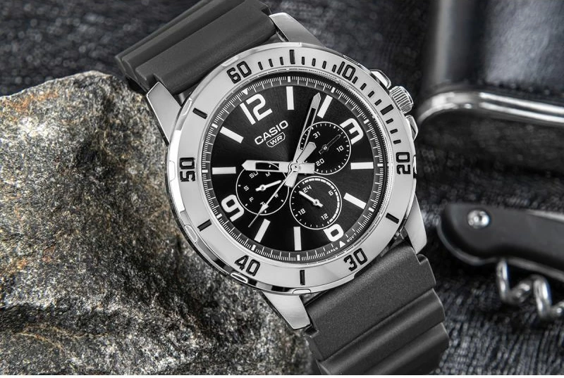 Orë dore për meshkuj CASIO, e zezë