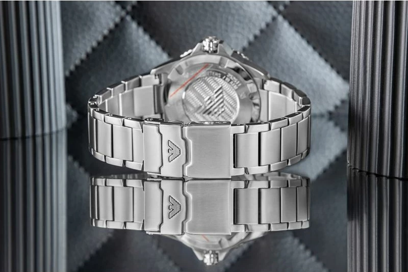 Orë dore meshkujsh Emporio Armani World Explorer AR11787, e zezë/argjendtë, set me kuti
