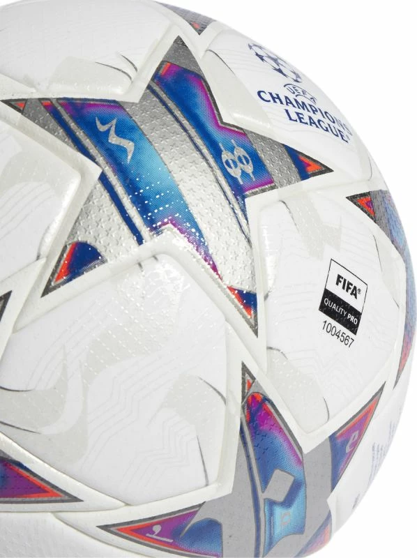 Top futbolli adidas, i bardhë