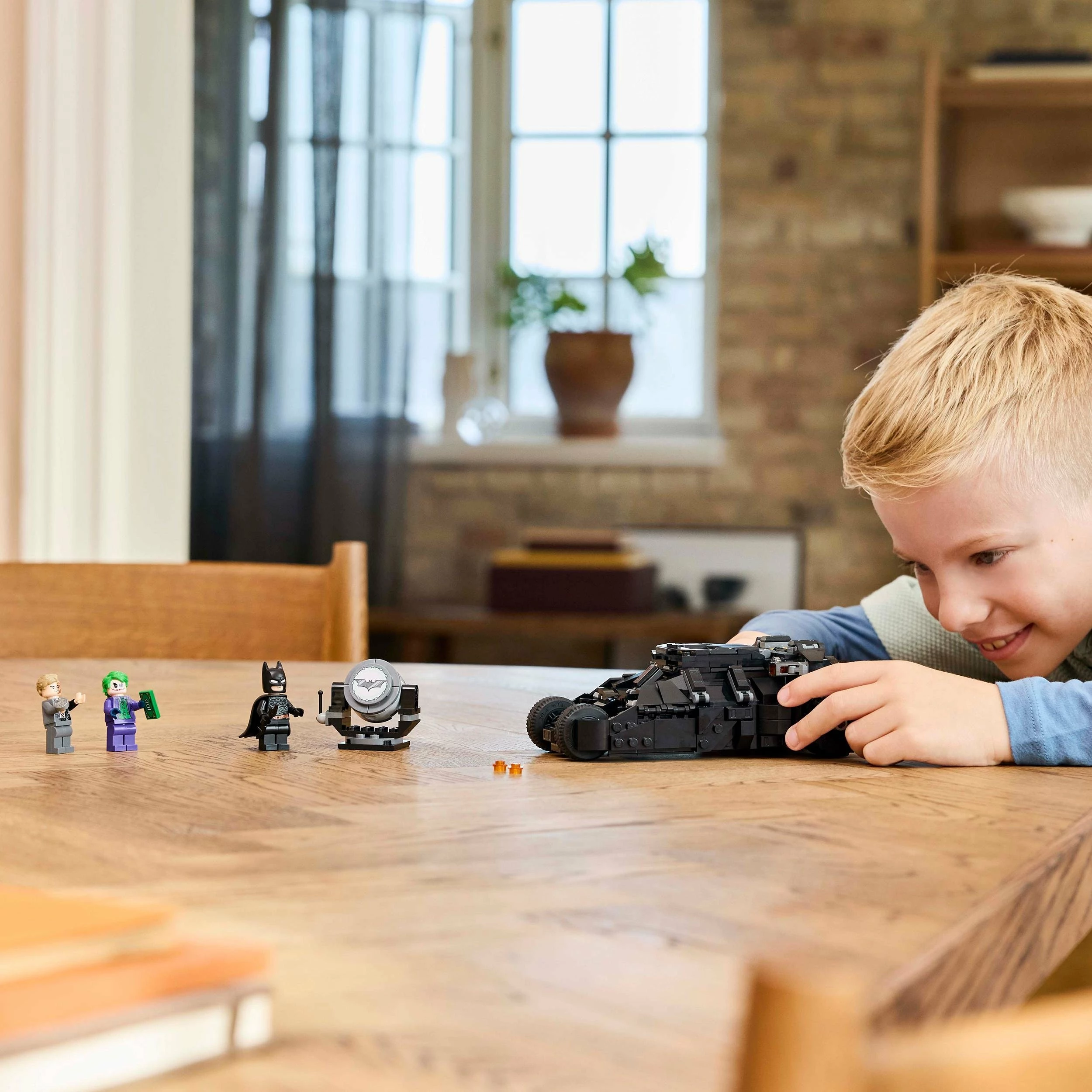 Set ndërtimi LEGO DC Super Heroes Batman Tumbler vs Two-Face dhe Joker 76303, 429 copë, 8+, e zezë