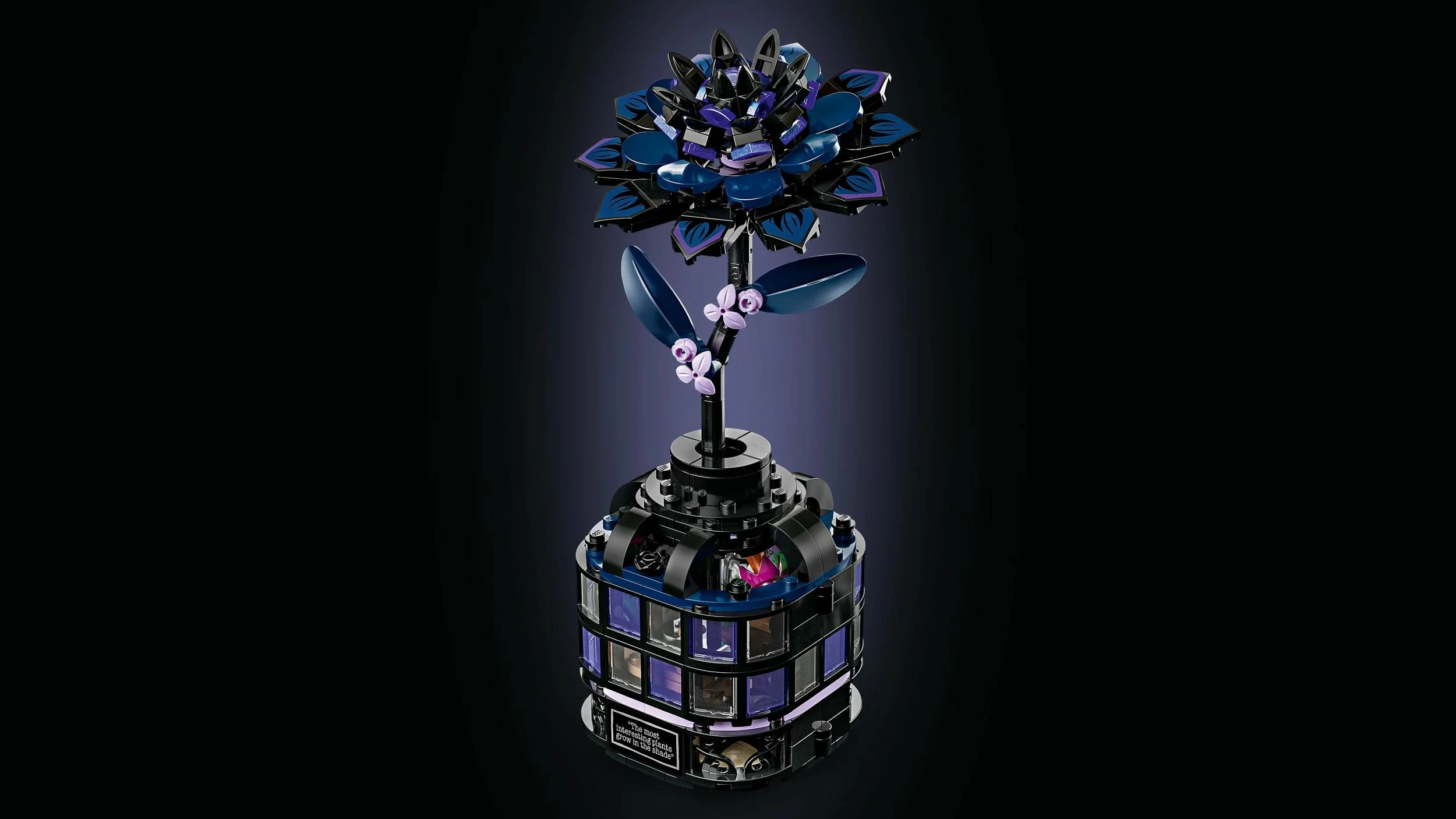 Set LEGO Wednesday Black Dalia Flower 76784, 358 copë, e zezë