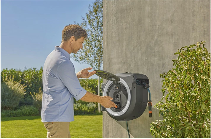 Kasetë muri për zorrë GARDENA 18647-55, 40m, me bateri, e zezë