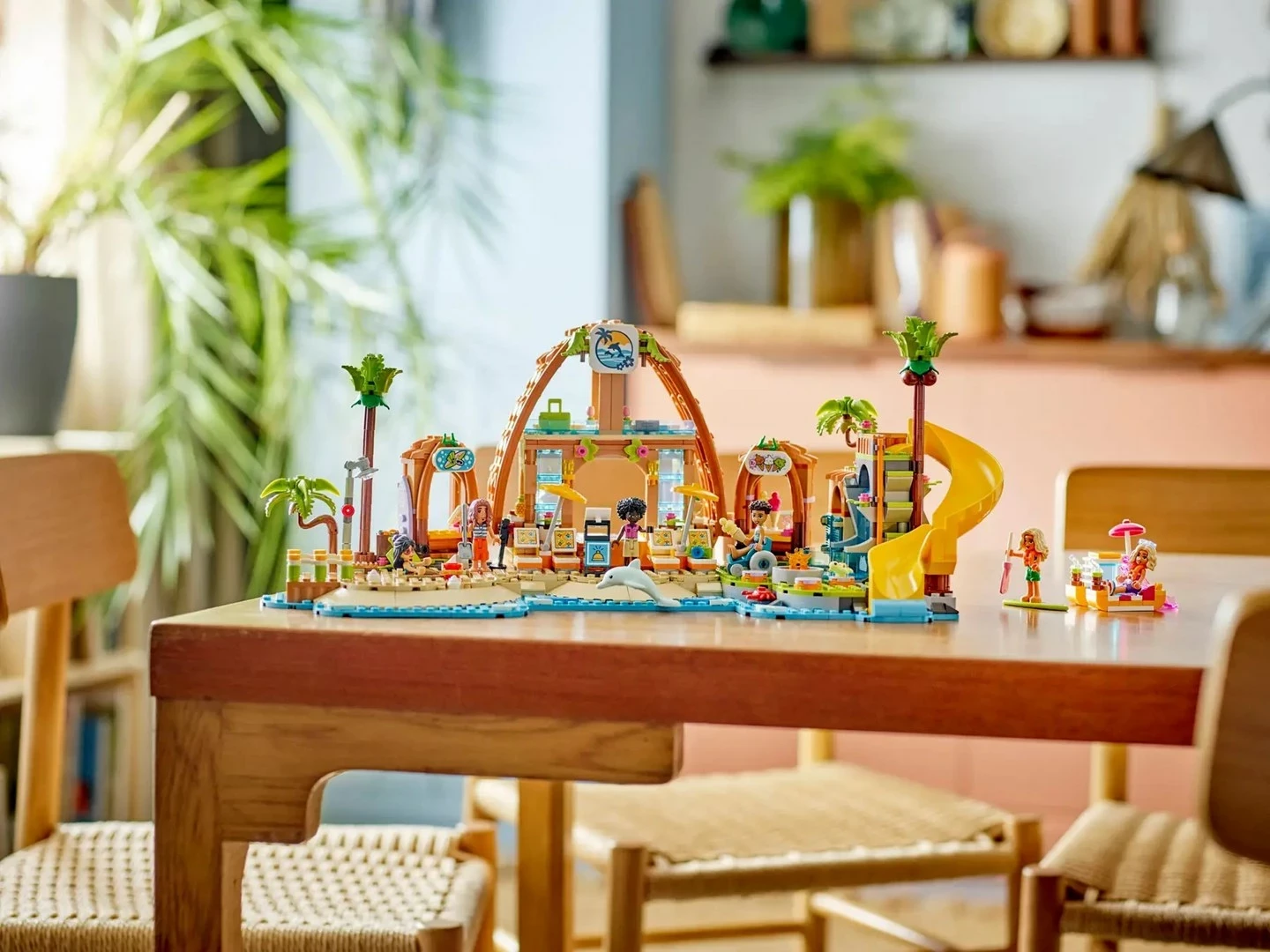 Set LEGO Friends Family Vacation Beach Resort 42673, 6 minifigura, për fëmijë 8+