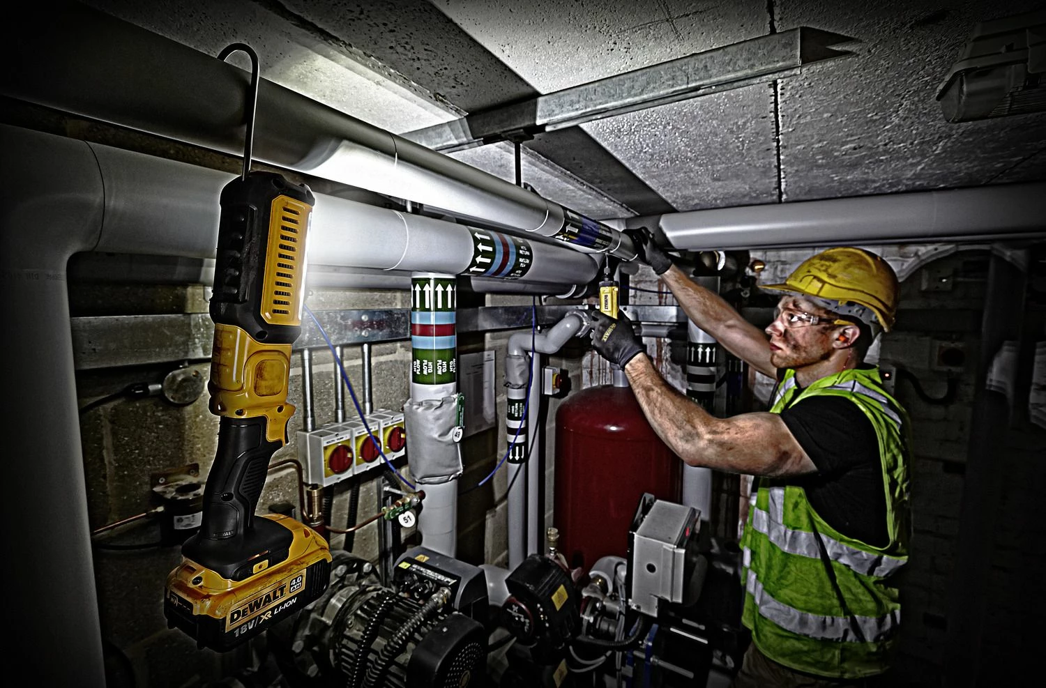 Llambë pune LED DeWalt DCL050, 18V XR, 250-500 lm, IP54, pivot, e verdhë/zezë