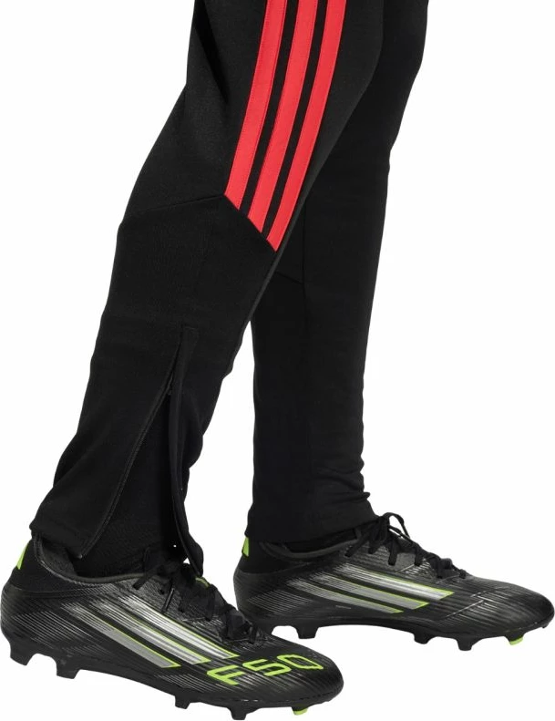 Pantallona sportive për fëmijë adidas, të kuqe e të zeza [Madhësia: 164 cm]