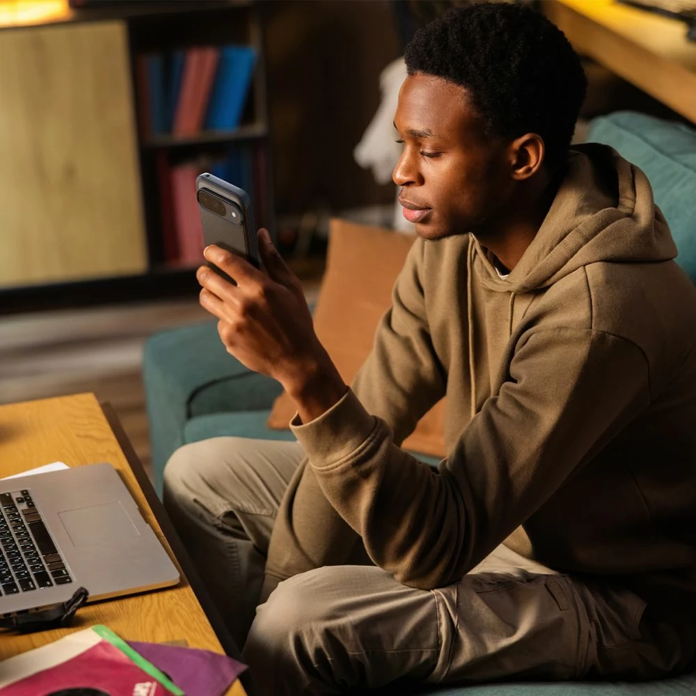 Mbështjellës Spigen Rugged Armor për Google Pixel 9 / 9 Pro, i zi