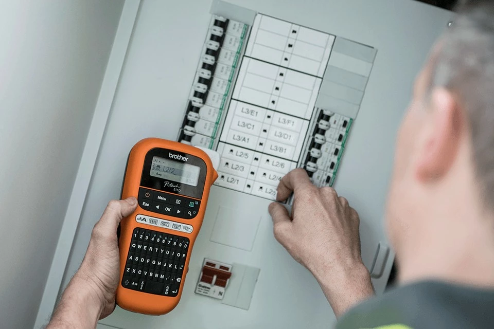 Printer etiketa Brother PTE110VP, QWERTY, TZe, 180x180 DPI, 20mm/sec, AAA