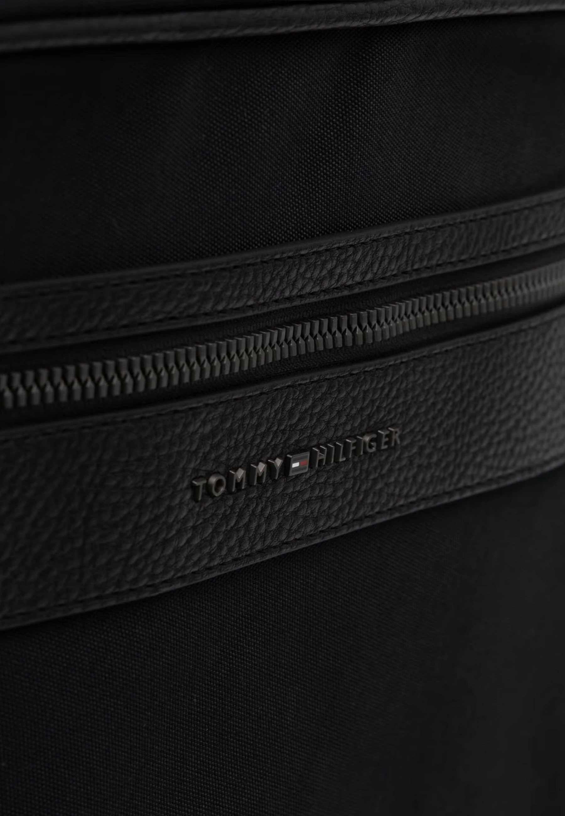 Çantë shpine për meshkuj Tommy Hilfiger TH Repreve AM0AM14443, e zezë
