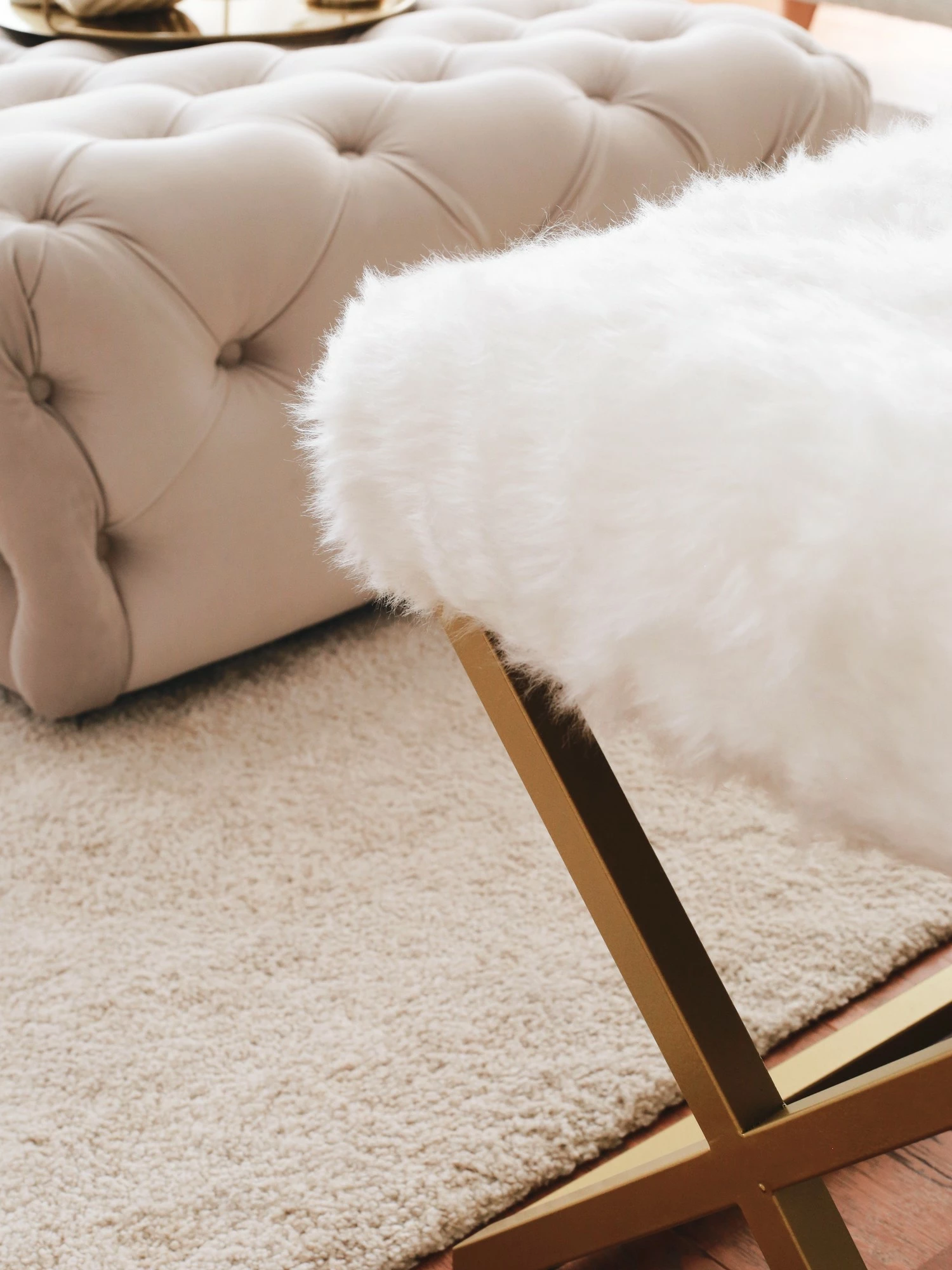 Bankë Atelier del Sofa, pelush Capraz, ngjyrë ari dhe e bardhë
