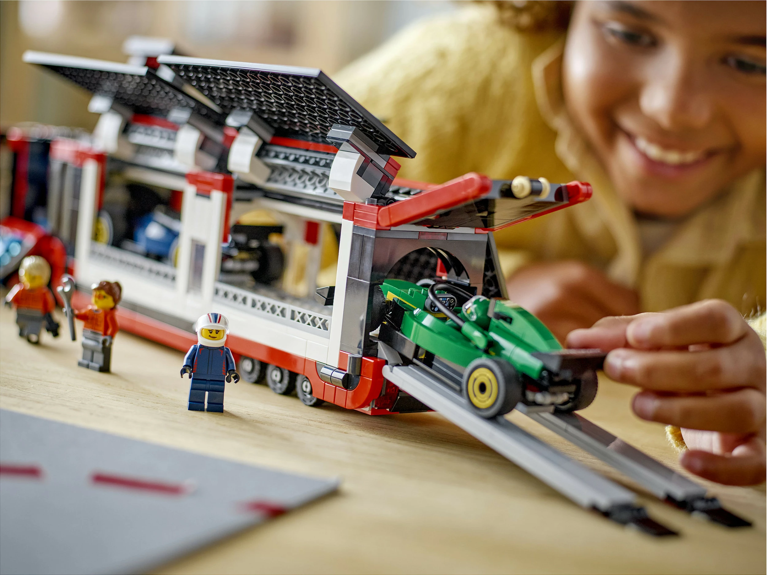 Set ndërtimi LEGO F1 kamion me RB20 & AMR24, 1086 pjesë, plastikë, shumëngjyrësh