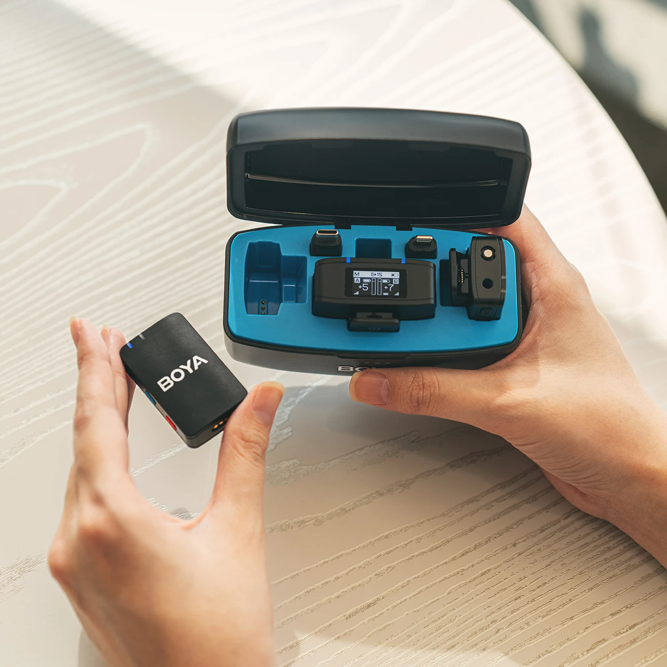 Set mikrofonash pa tela BOYA BOYAMIC 2-02 2.4GHz USB-C, 2 transmetues + marrës, 32-bit float, 8GB, me kuti karikimi, i zi