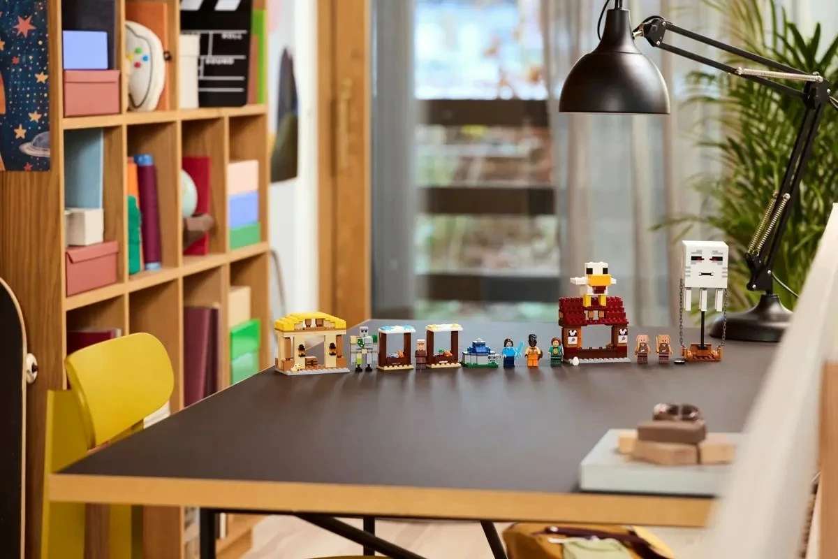 Set LEGO Minecraft 21273, The Ghast Balloon Village Attack