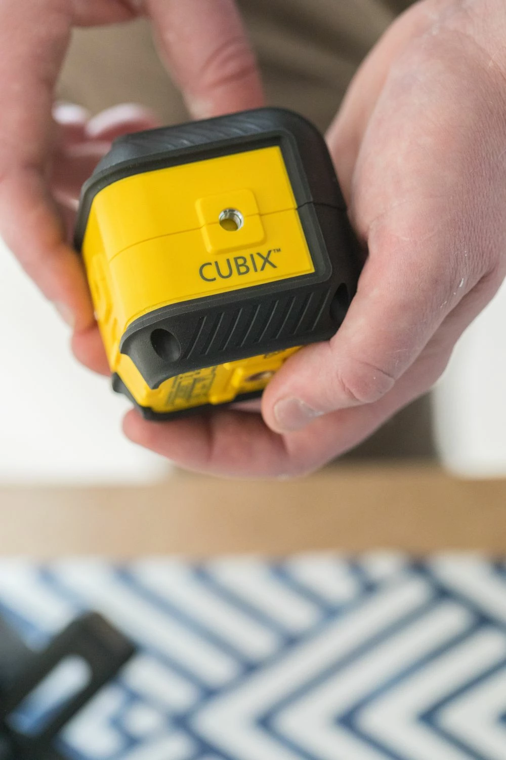 Laser nivelues kryq Stanley Cubix STHT77498-1 12 m, i kuq, me bateri