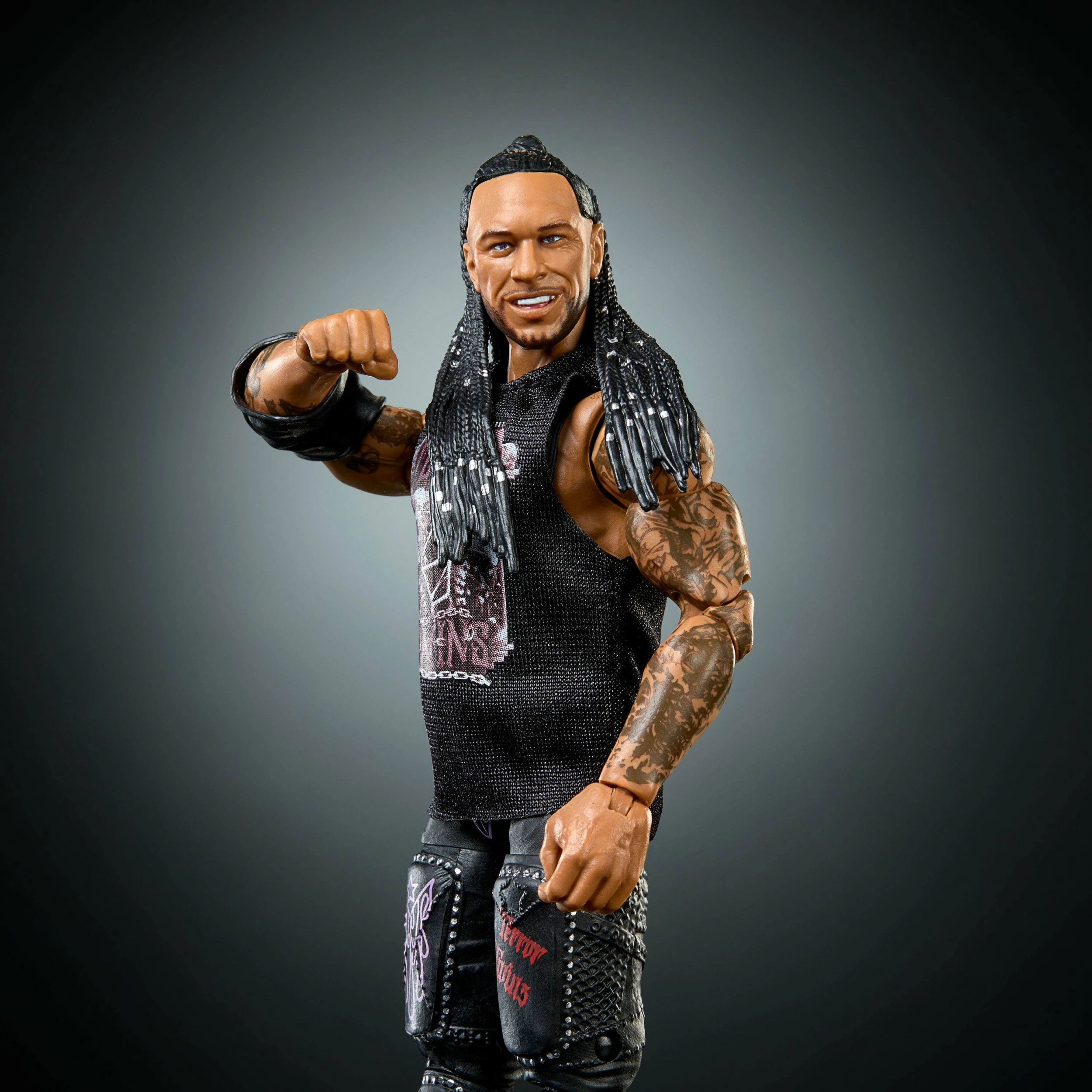Figurë aksioni Mattel WWE Elite Damian Priest JHT53 15 cm me 25 pika artikulimi, duar të ndërrueshme dhe aksesorë, e zezë
