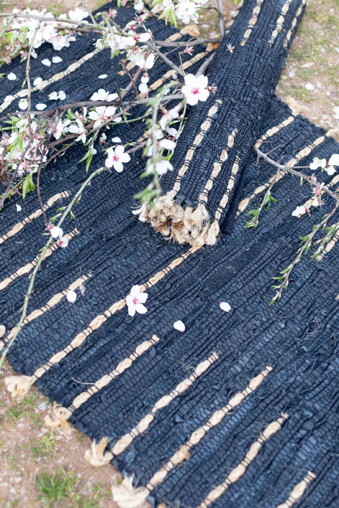 Qilim Edje, lëkurë dhe jute, 60x90cm, ngjyrë e zezë-bezhë