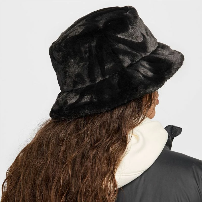 Kapelë Nike, e zezë