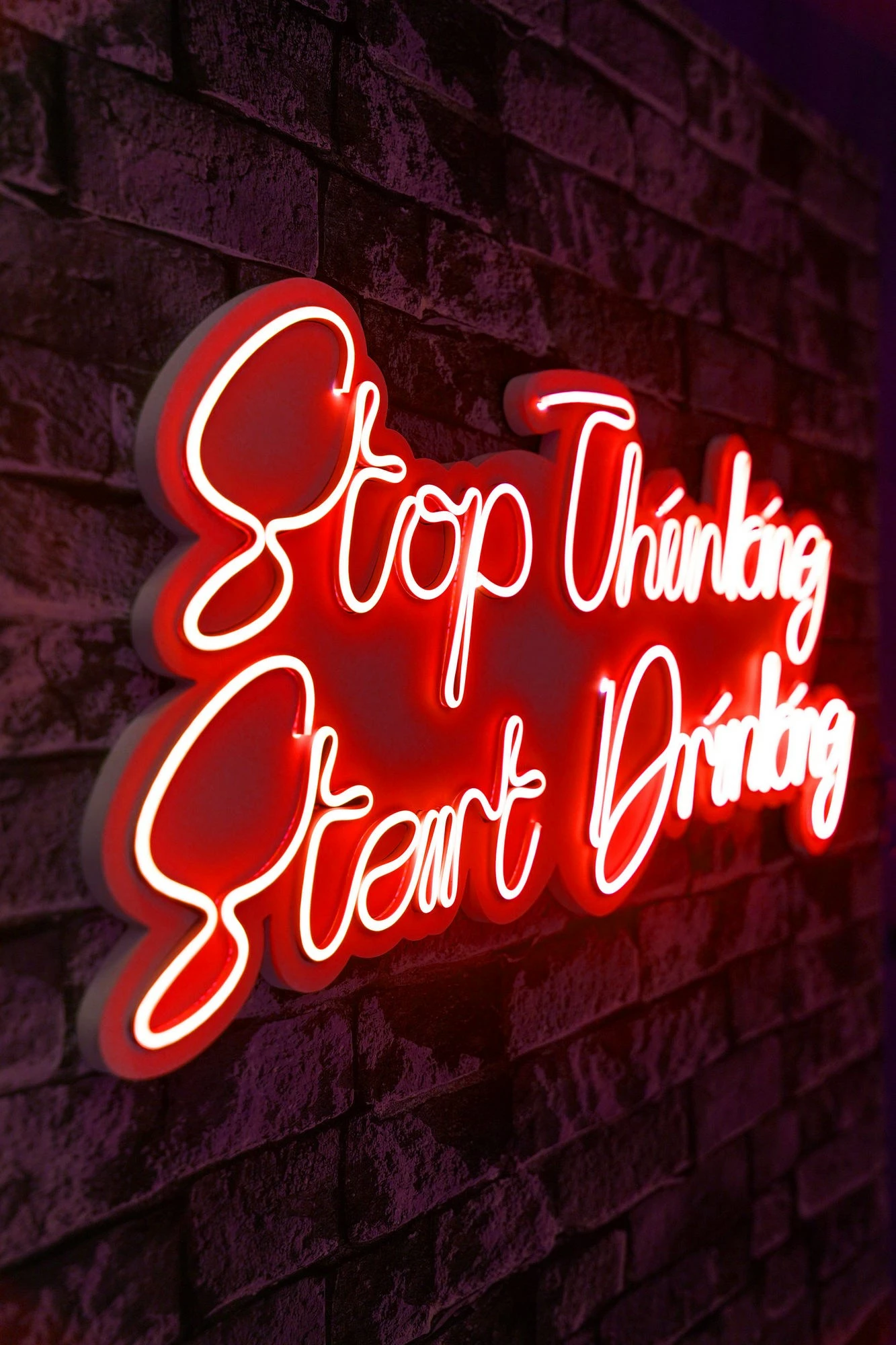 Dritë dekorative LED plastike për mur, 'Stop Thinking Start Drinking', e kuqe