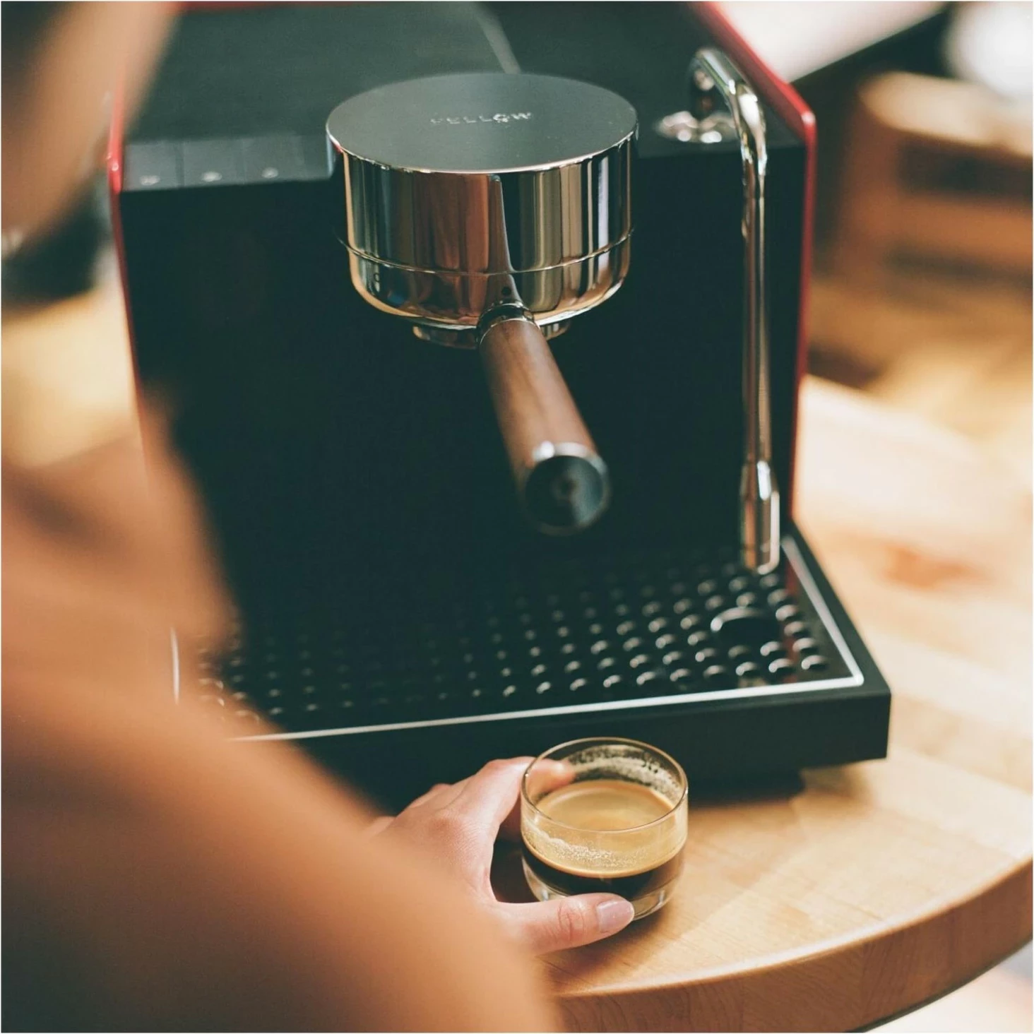 Aparat espresso Fellow Series 1, Wi‑Fi, ekran LCD, për kafe të bluar, i kuq