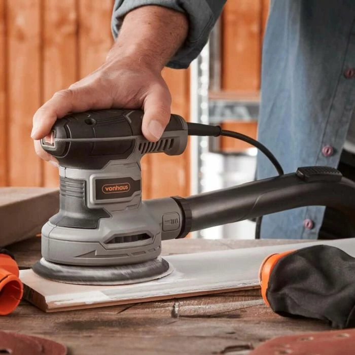 Lëmues ekscentrik VonHaus 3500323, 300 W, disk 125 mm, 6 shpejtësi 7,000–14,000 rpm, kabllo 3 m, me 12 letra zmerile + 2 thasë pluhuri, zi/portokalli/gri