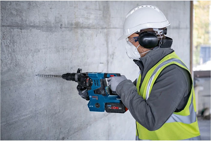 Çekiç shpues (perforator) Bosch GBH 18V-28 CF, 18V, SDS Plus, 2x 8Ah, brushless, me valixhe, zi/blu/kuqe