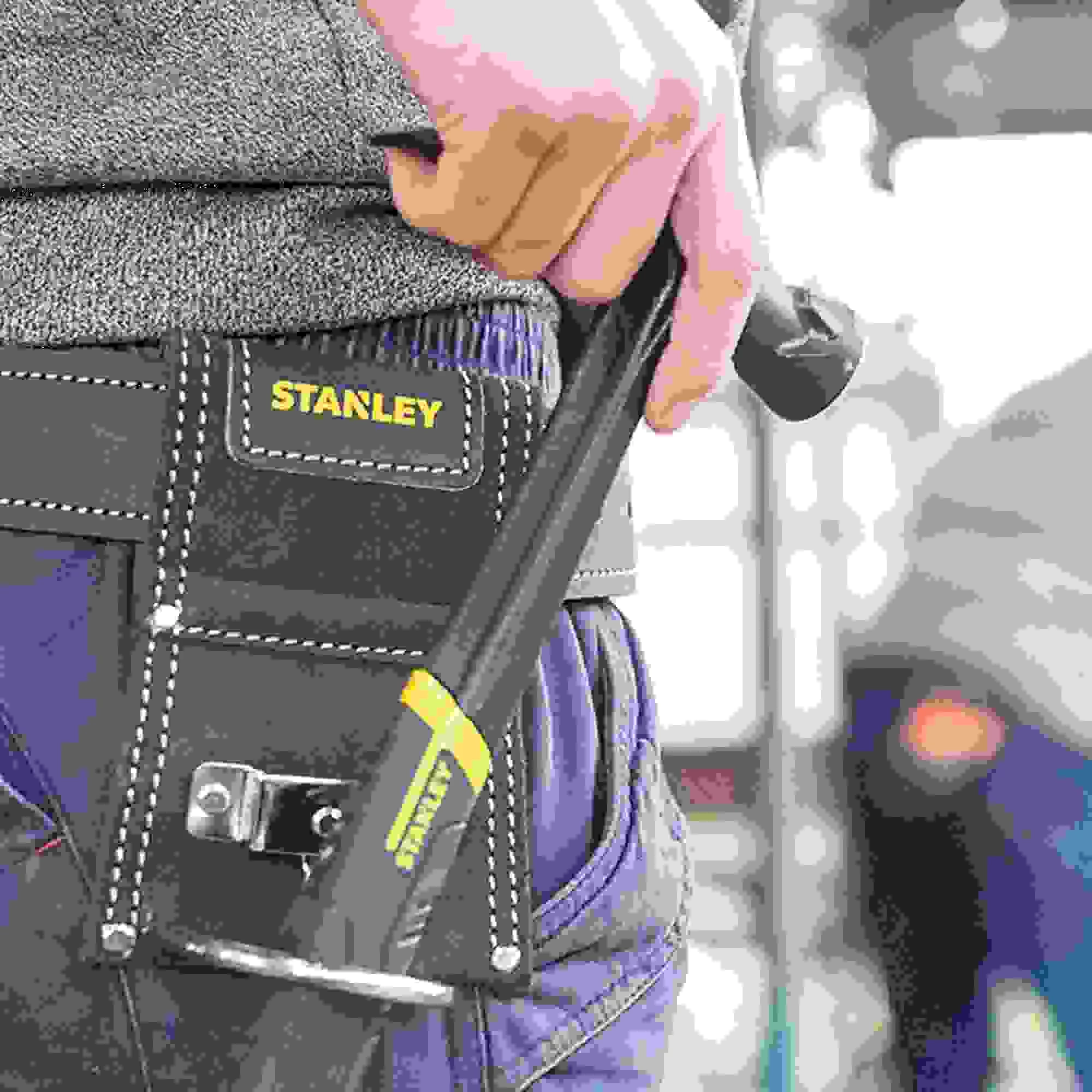 Mbajtëse për çekiç Stanley STST1-80117, me grep të integrum, e përforcuar me riveta, e zezë