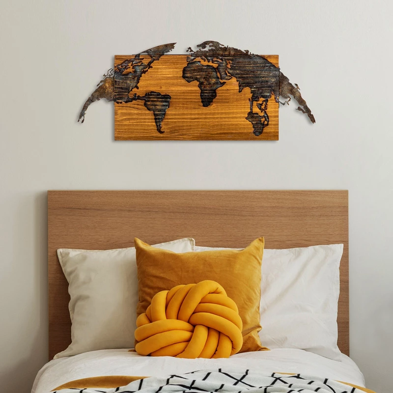 Dekor muri hartë bote, dru pishe natyral, metal i zi, 83x3x38cm