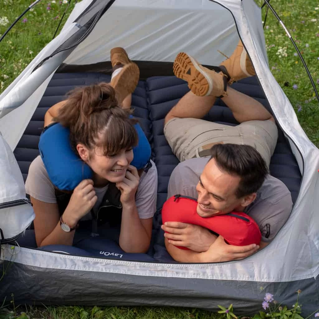 jastëk udhëtimi LayOn Travel Pillow, ergonomik, me xhep, 25×14×12 cm, blu