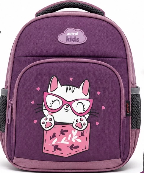 Çantë për Parashkollor Astral Kids – Cute Kitty Purple  Dimensionet: 28 × 22 × 10 cm