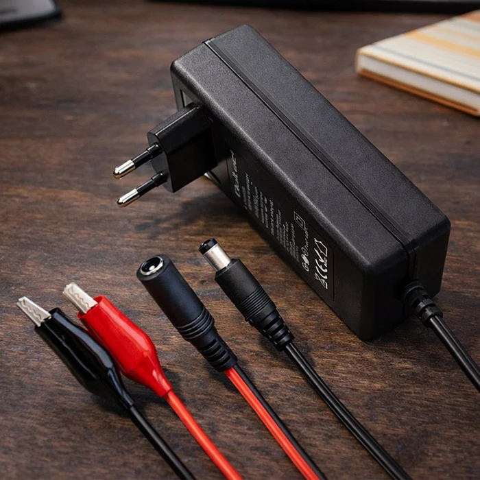 Karikues akumulatori Qoltec 52661 12V 2A 24W 5.5x2.1, kabllo 1.8m, i zi