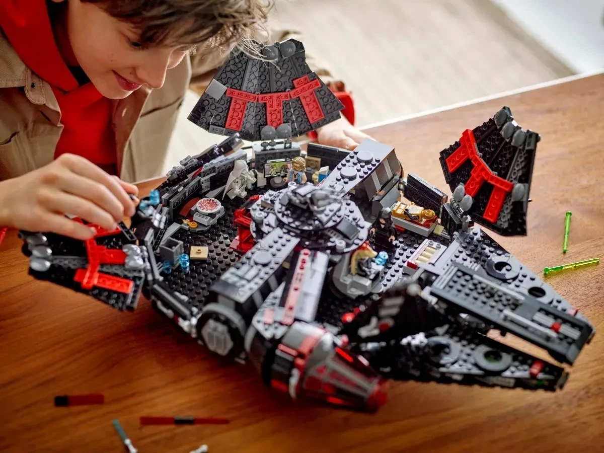Set LEGO Star Wars 75389 The Dark Falcon, 6 minifigura