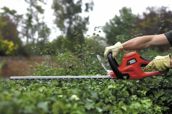 Prerëse elektrike për gardh Black&Decker GT7030 700 W shpatë 70 cm e zezë