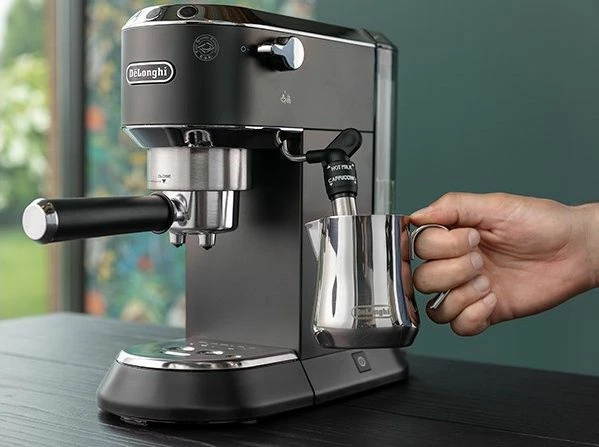 Makinë ekspresi DeLonghi Dedica EC 685.BK 1.1L 1350W 15 bar, e zezë